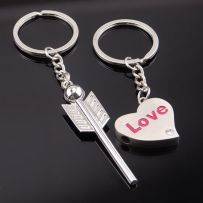 Kľúčenky pre dvoch, šíp a srdce, číry zirkón a nápis "Love"