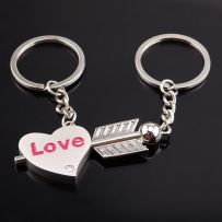 Kľúčenky pre dvoch, šíp a srdce, číry zirkón a nápis "Love"