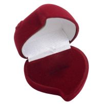 Zamatové darčekové balenie na prsteň, bordové srdce a ruža